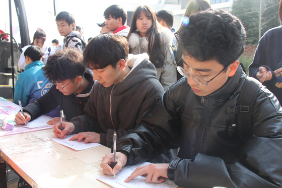 飛揚(yáng)熱血青春  匯集愛(ài)心洪流——安康學(xué)院積極開(kāi)展冬季獻(xiàn)血活動(dòng)