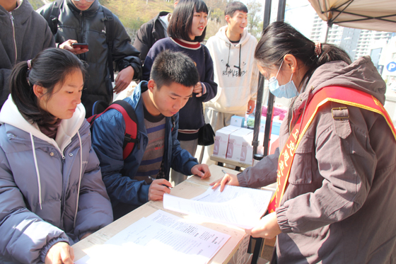 飛揚(yáng)熱血青春  匯集愛(ài)心洪流——安康學(xué)院積極開(kāi)展冬季獻(xiàn)血活動(dòng)