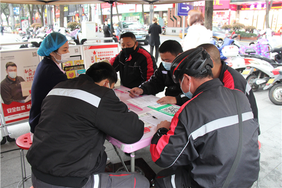 “輸送”熱血 回饋社會 ——順豐速運(yùn)有限公司安康區(qū)員工積極參與無償獻(xiàn)血活動