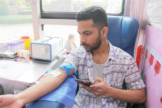 青春熱血匯聚點(diǎn)滴愛心 無私奉獻(xiàn)相約美麗校園