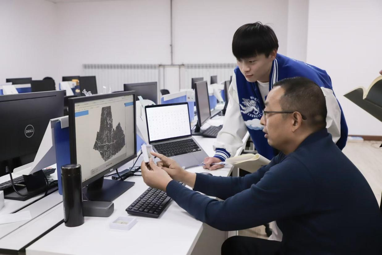 安陽師范學(xué)院甲骨文信息處理教育部重點(diǎn)實(shí)驗(yàn)室，劉永革正在給學(xué)生講甲骨文。受訪者供圖