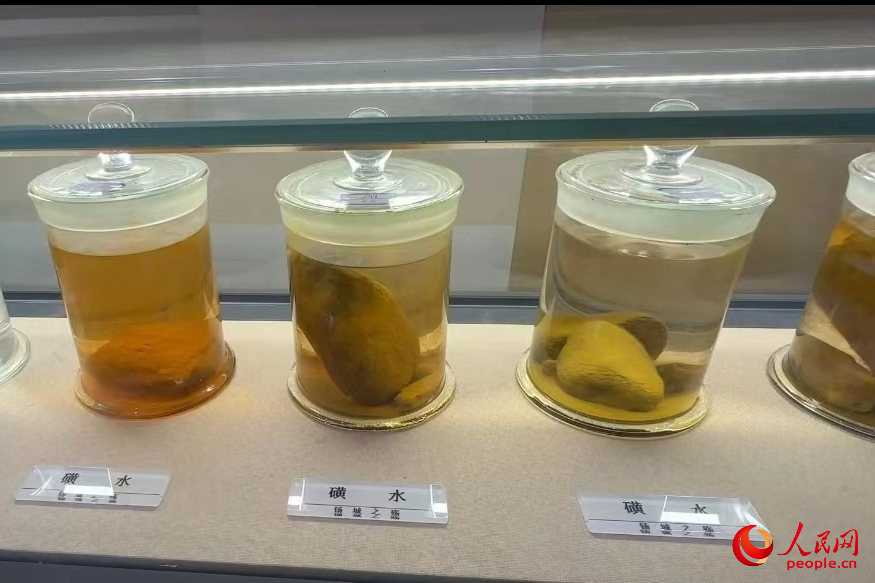 白河縣礦山生態(tài)修復(fù)科普教育示范基地展示的“磺水”。人民網(wǎng)記者 白鴿攝