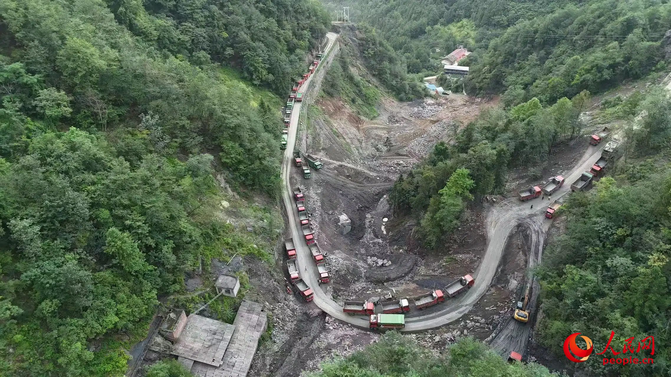清運(yùn)礦渣的卡車停在工區(qū)。受訪者供圖