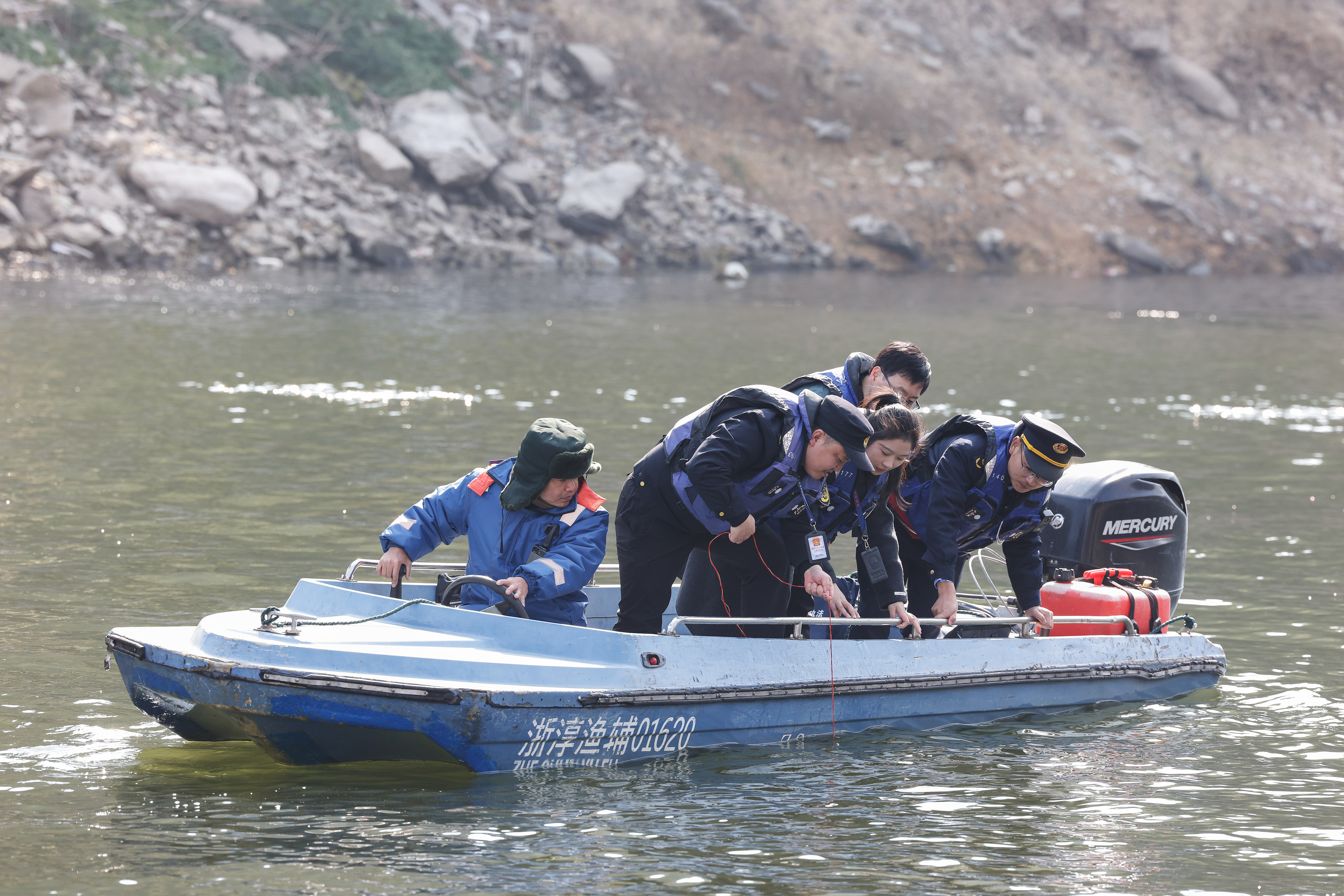 2025年12月4日，浙江杭州淳安縣與安徽黃山歙縣紀(jì)檢監(jiān)察干部及綜合行政執(zhí)法人員對(duì)浙皖交界的新安江鳩坑口水域進(jìn)行常態(tài)化巡河，共同保護(hù)漁業(yè)資源和水域生態(tài)環(huán)境。