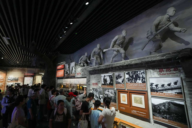 2025年7月8日，參觀者在中國人民抗日戰(zhàn)爭紀(jì)念館參觀《為了民族解放與世界和平》主題展覽。