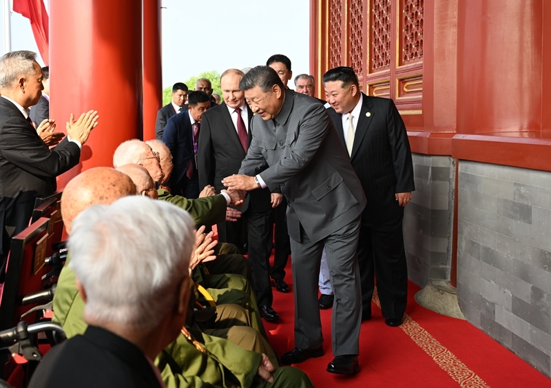 2025年9月3日，習(xí)近平總書記同抗戰(zhàn)老戰(zhàn)士老同志代表親切握手，向他們表示崇高敬意。