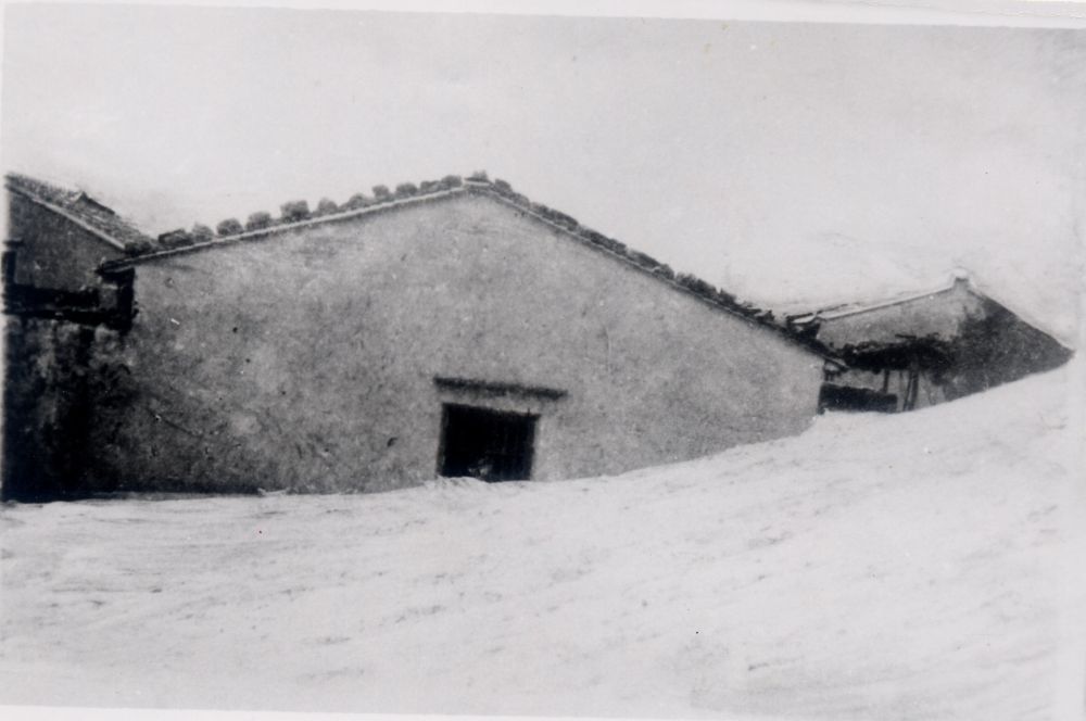 昔日的東山島風(fēng)沙掩埋部分村民村舍（資料照片）。