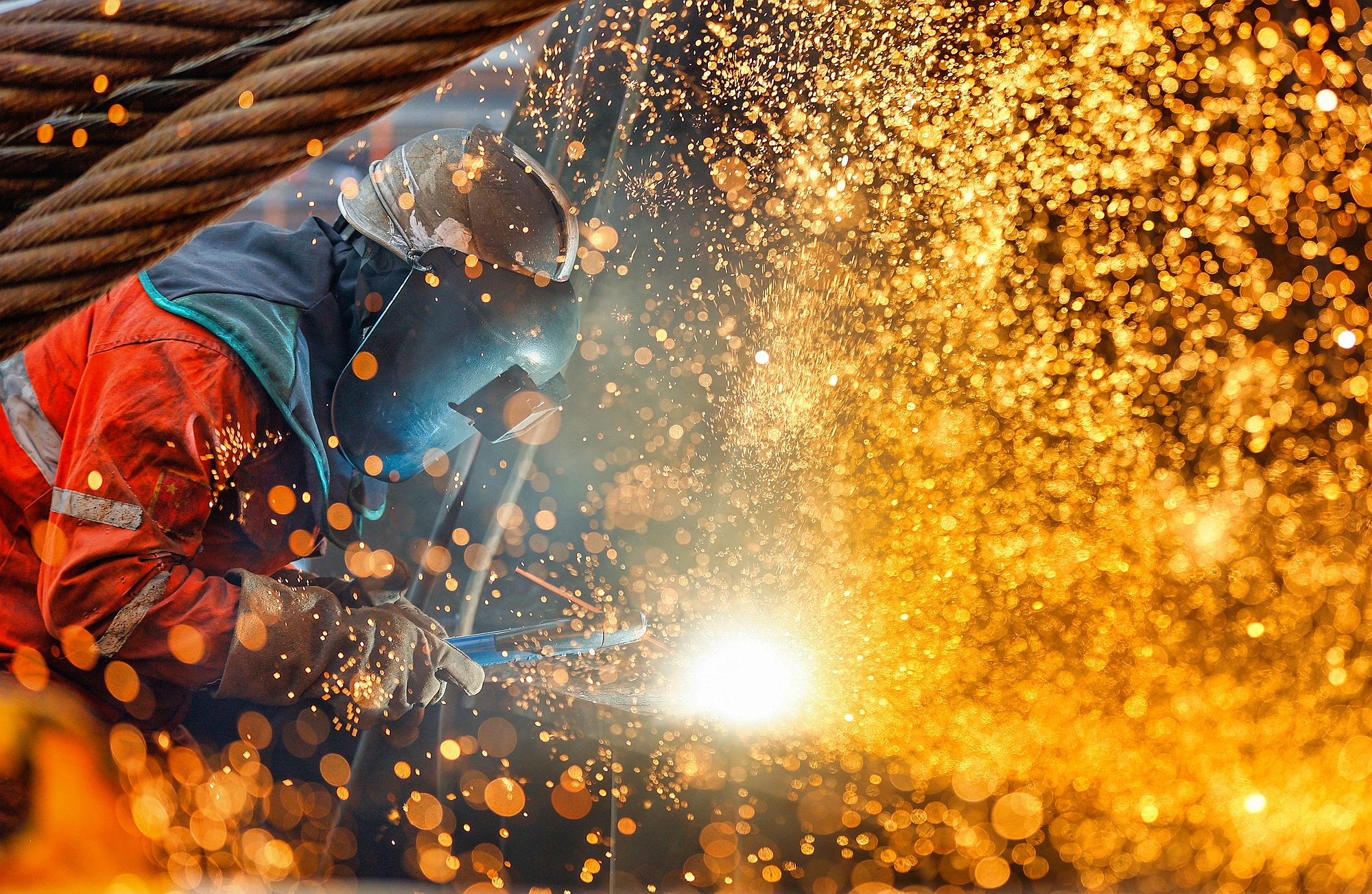 △ 2026年1月29日，在天津市濱海新區(qū)，海上油氣平臺建設(shè)工人進行現(xiàn)場施工。