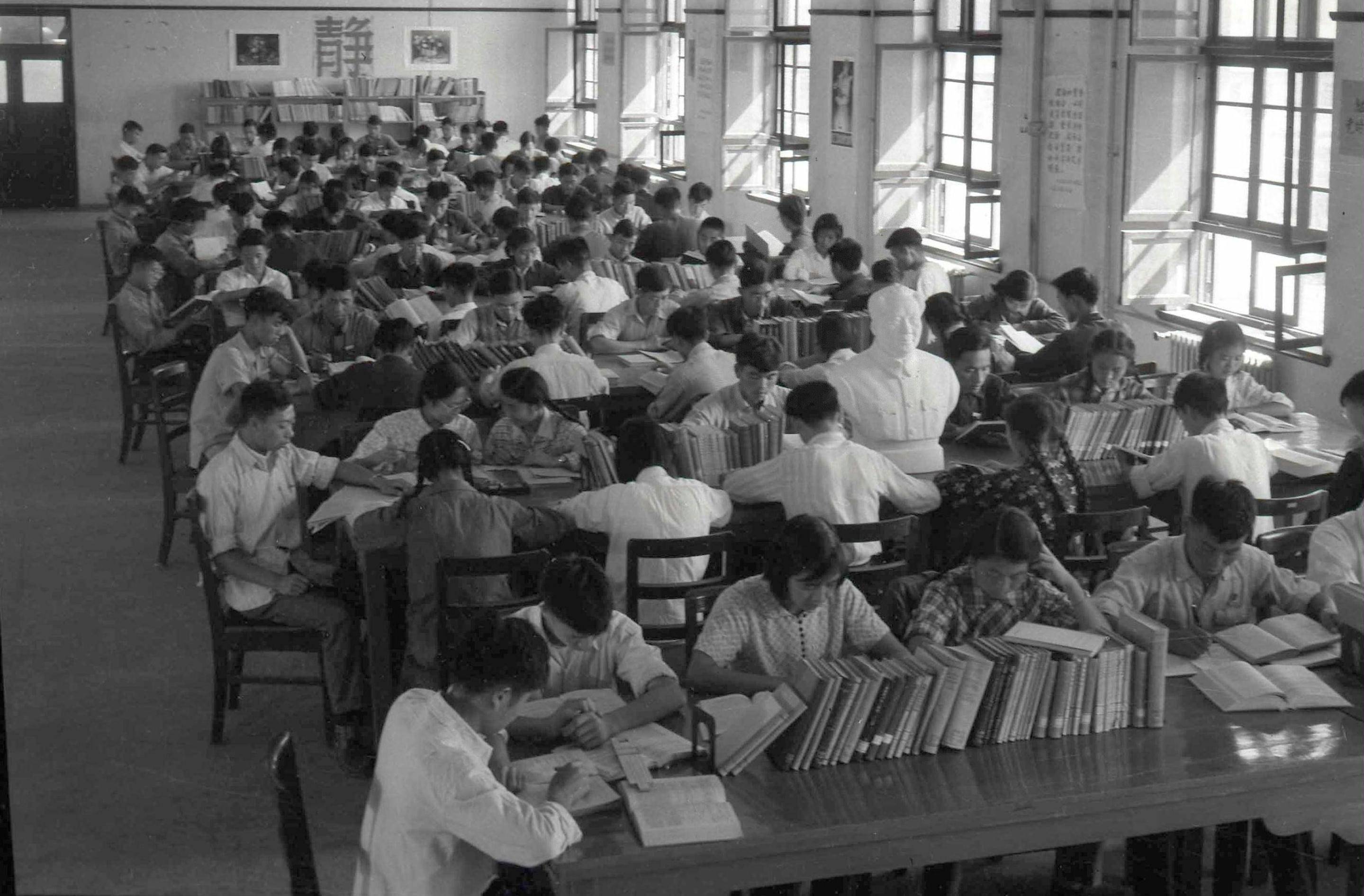 1959年，學(xué)生們在西遷后的交大校園圖書館閱覽室內(nèi)學(xué)習(xí)（資料照片）。