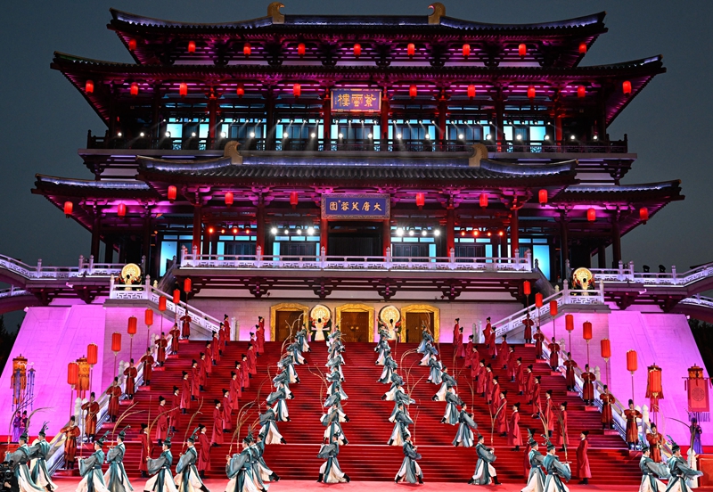 這是2023年5月18日在陜西省西安市大唐芙蓉園拍攝的中國(guó)—中亞峰會(huì)歡迎儀式。