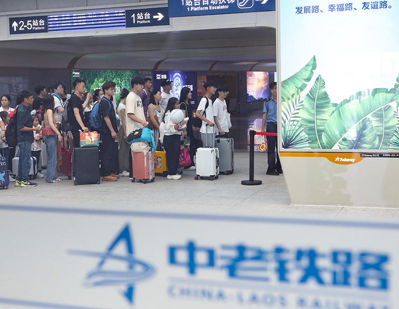 在云南景洪市的中老鐵路西雙版納站，旅客有序進(jìn)入站臺(tái)乘車（2023年10月5日攝）。